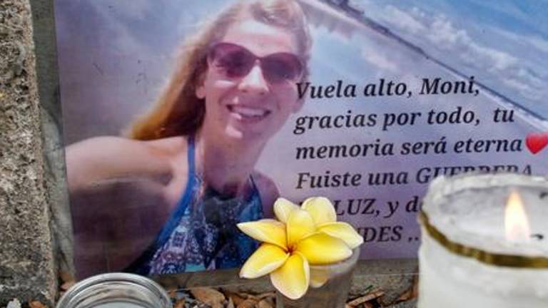 Vista de un altar en homenaje a la fallecida activista ambiental polaca Monika Silva Koniuszek en un parque de Montañita, provincia de Santa Elena, Ecuador, el 12 de junio de 2026.