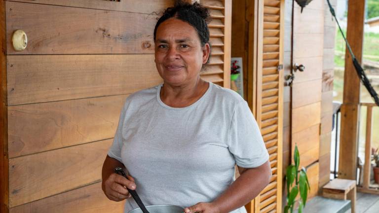 $!Fotografía de María Teresa Villegas, dueña del restaurante La Balsanera, dentro del barrio flotante de Babahoyo.
