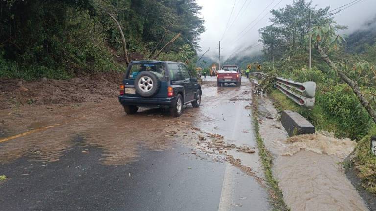 Deslaves en la vía Papallacta por las fuertes lluvias, en una foto de archivo.