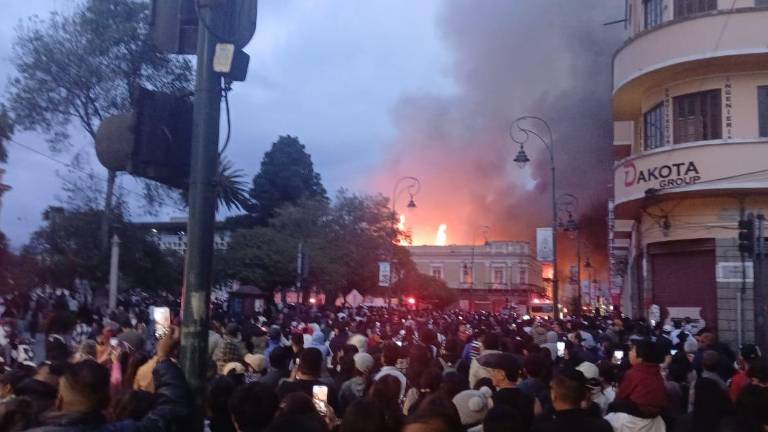 Reportan dantesco incendio en el centro de Riobamba: esto se conoce sobre el hecho