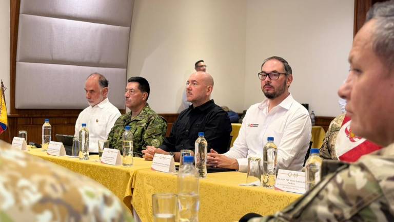 Fotografía que muestra al ministro de Defensa de Ecuador, Gian Carlo Loffredo, y de Perú, Amadeo Flores.