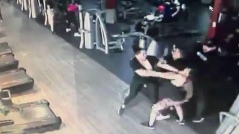 VIDEO | Violenta pelea en gimnasio de Monterrey termina con mujer perdiendo un dedo