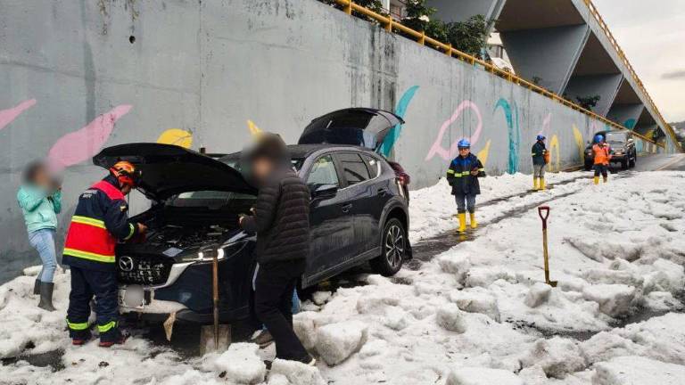 Granizada en Quito deja acumulaciones de hielo de hasta 35 centímetros y provoca emergencias