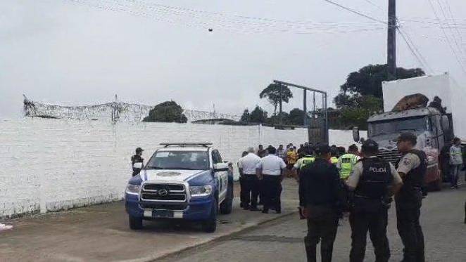 Tras el hecho, decenas de ciudadanos se aglomeraron en el lugar en el que yacía el cuerpo del agente.