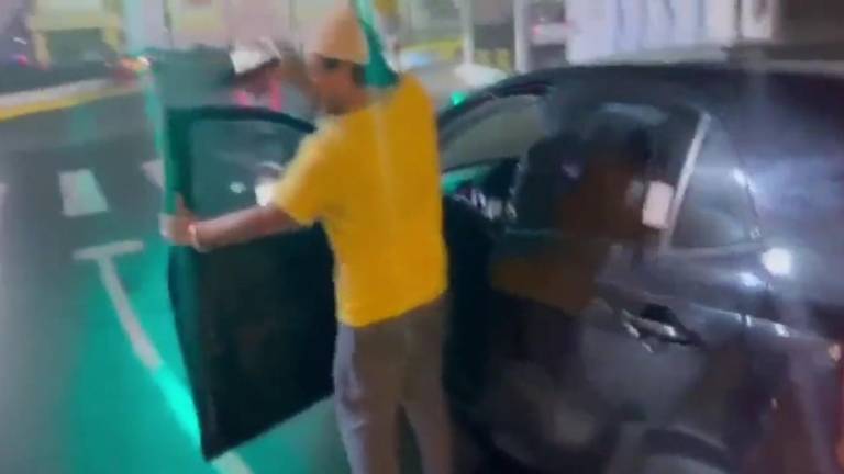 VIDEO: Sujeto ebrio amenazó con arma de fuego a un agente de tránsito en Santo Domingo