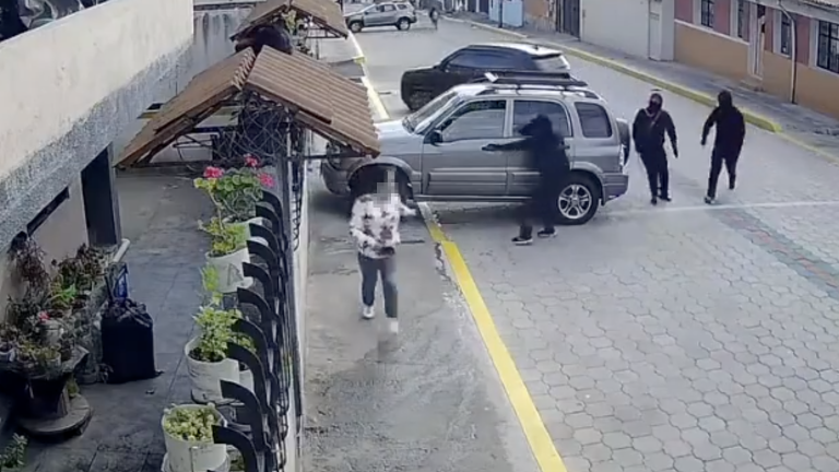 Quito: encapuchados robaron el auto de una mujer mientras ingresaba a su casa en Monjas