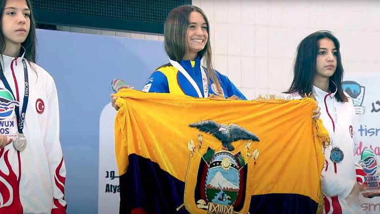 Hace meses no sabía sobre la Apnea y ahora es la mejor del mundo: Ecuatoriana gana doble medalla de oro en Kuwait.