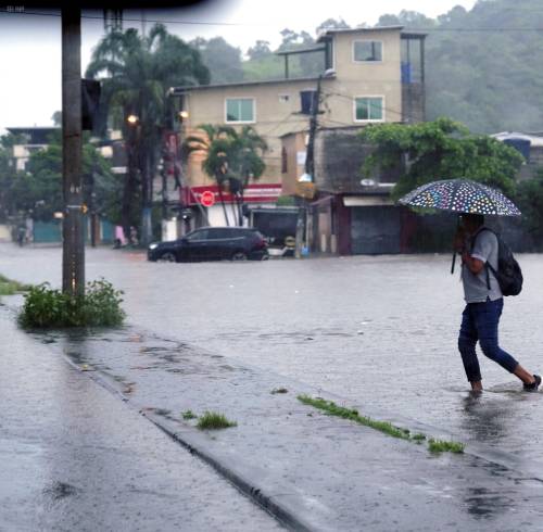 Una persona caminando en la lluvia.