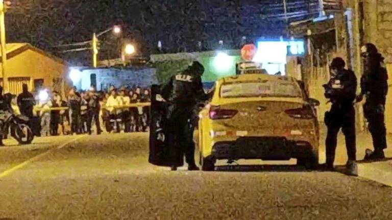 Sicarios asesinaron a tres personas dentro de un taxi en Salinas