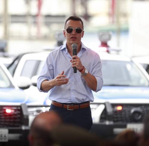 El presidente Daniel Noboa interviene en una actividad de etrega de vehículos.