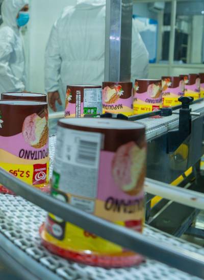 La planta Antártida de Magnum Ice Cream Company produce más de 300 toneladas de helado al año.