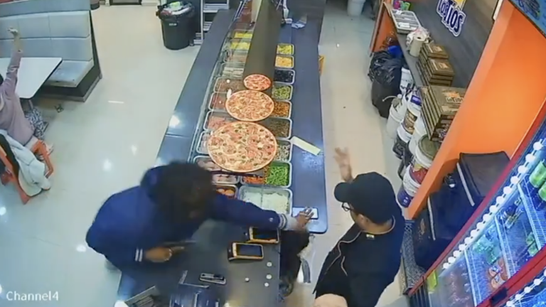 Violento asalto en pizzería del sur de Quito.