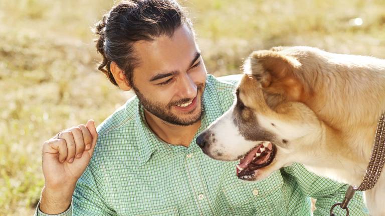 Amos de perros son más felices que dueños de gatos