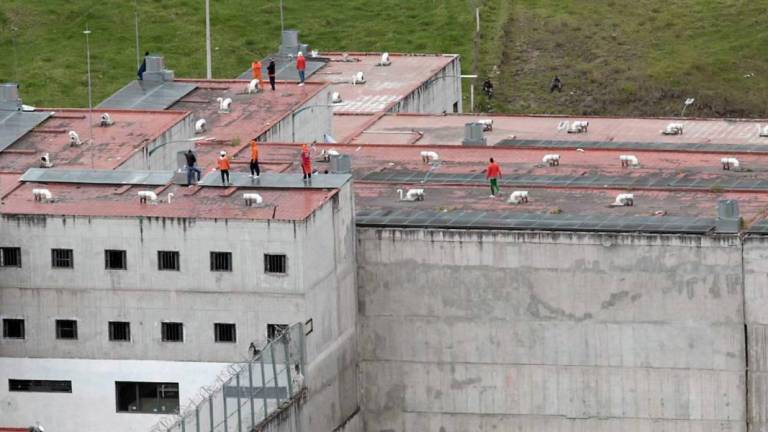 170 servidores penitenciarios siguen retenidos en las cárceles del Ecuador: 155 guías y 15 administrativos