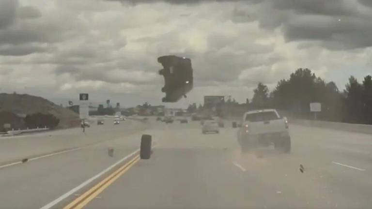 VIDEO: Carro se eleva varios metros en el aire tras ser impactado por un neumático en una autopista