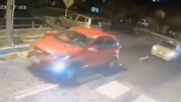 Mujer se lanza del auto en medio de un intento de secuestro