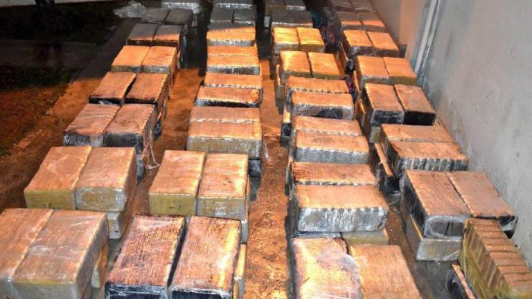 La Policía Nacional contabilizó 38 paquetes que contenían, en total, una tonelada y media de droga. El narcótico fue lanzado al mar cuando los tripulantes vieron la persecusión policial.