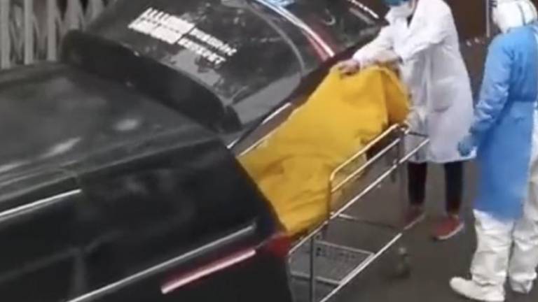 Video: Horror en China por el traslado de un anciano vivo a la morgue