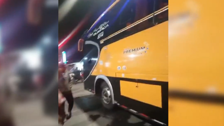 El bus en el que se transportaban los trabajadores españoles.