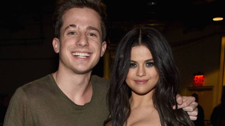 Gripe causa que cantante Charlie Puth termine en el hospital