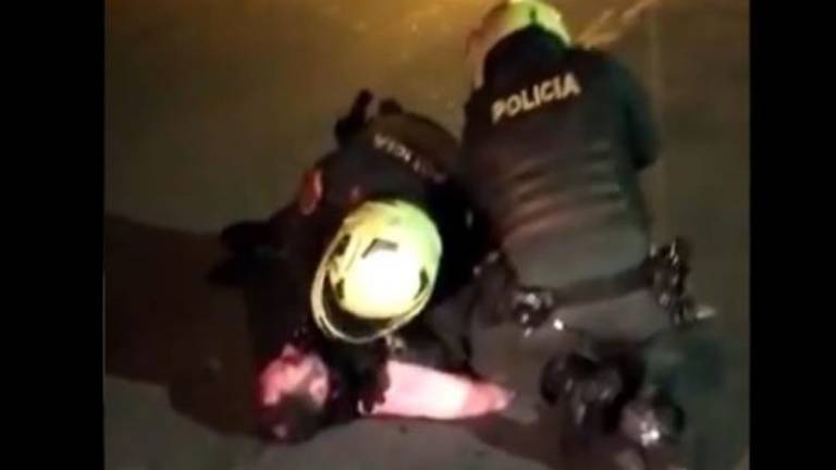 Indignación en Colombia tras video de brutal ataque a un hombre por parte de la Policía