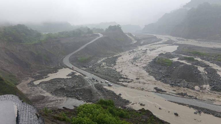 Cerrada la vía E45, tramo El Chaco-Lago Agrio, por desbordamiento del río Loco