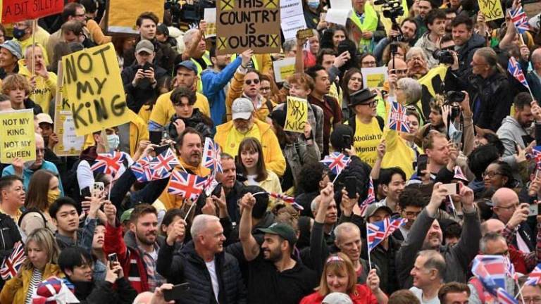 ¡Abajo la corona!, gritan los manifestantes antimonárquicos en Londres durante la coronación de Carlos III