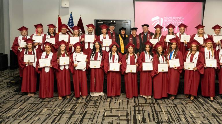 Estudiantes graduados de MBTU Miami en el 2025.