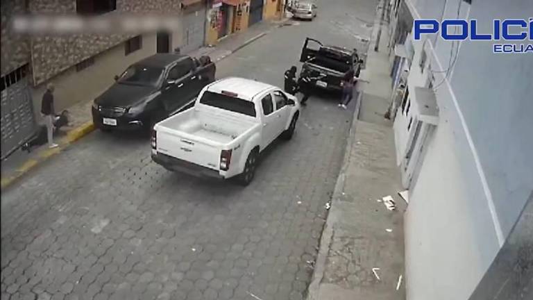 Captura de imagen en un video que muestra el operativo de la Policía Nacional para detener a los sospechosos del robo.