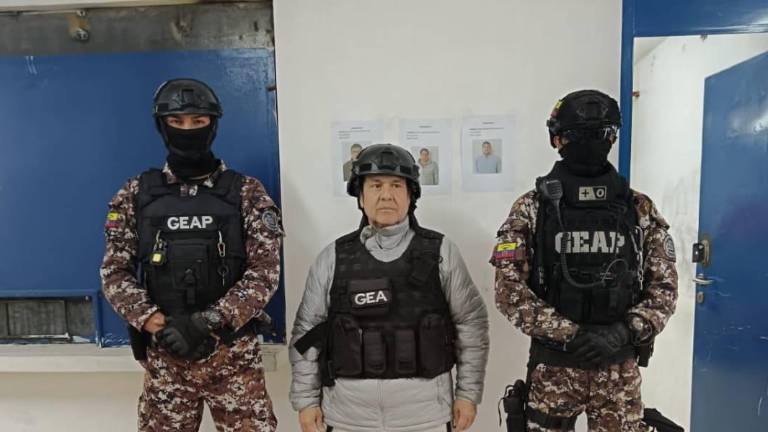 Pablo Muentes llegó a la cárcel de La Roca, en Guayaquil, custodiado por agentes de la Policía Nacional.