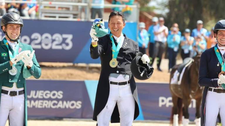 Ecuatorianos Mendoza y Bravo alistan debut en ecuestres y triatlón de París 2024