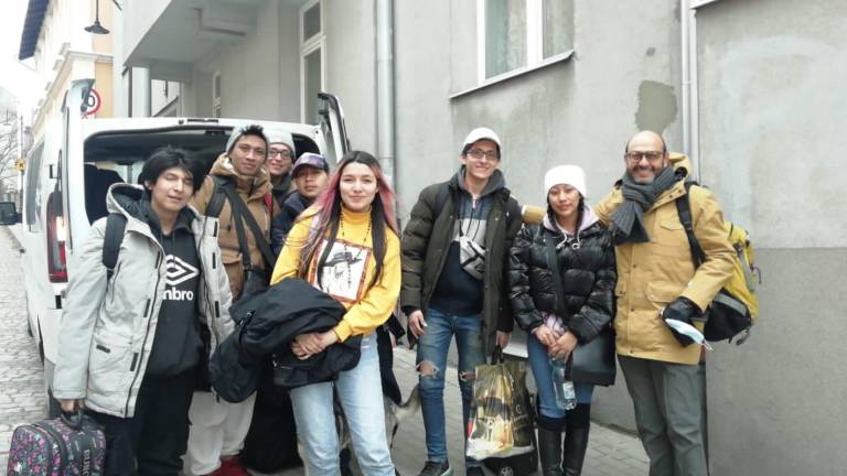 Siete ecuatorianos que venían de Ucrania esperan vuelo humanitario en Polonia