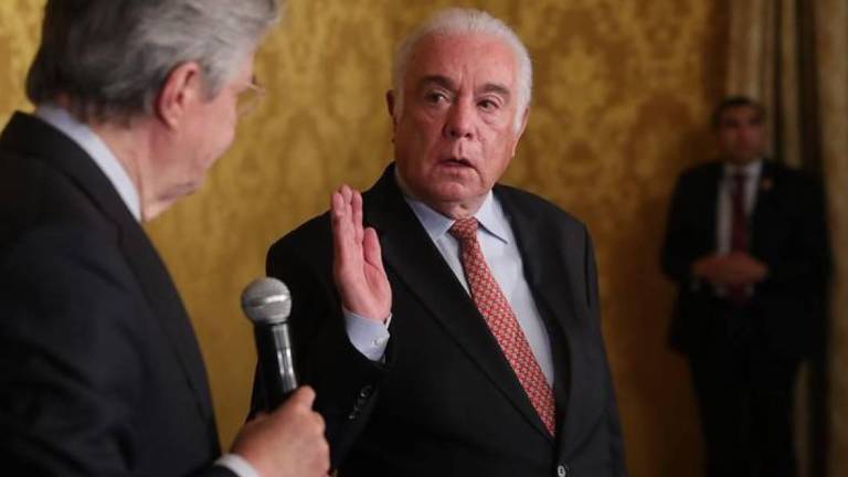 No alcanza ni para los cigarrillos: ministro de Energía critica el sueldo por el cargo de gerente de Petroecuador