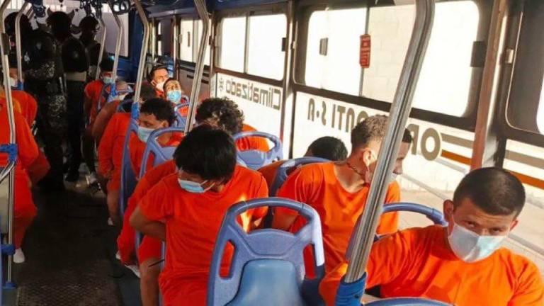 Reos de alta peligrosidad son trasladados a la 'Cárcel del Encuentro' en Santa Elena