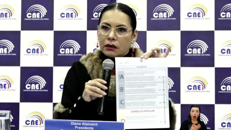 Diana Atamait muestra papeleta para capacitación.