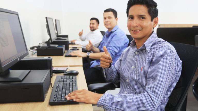 Abren cerca de 4.000 cupos para terminar el colegio de manera virtual: así puedes matricularte
