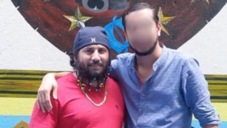 En la foto se encuentra alias Fito, prófugo de la justicia junto a su hermano Yandry Macías, detenido.
