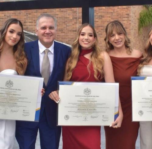 Fotografía que muestra a la familia Saavedra. A la izquierda se encuentra Ana María, única sobreviviente del terremoto acontecido el 10 de agosto.