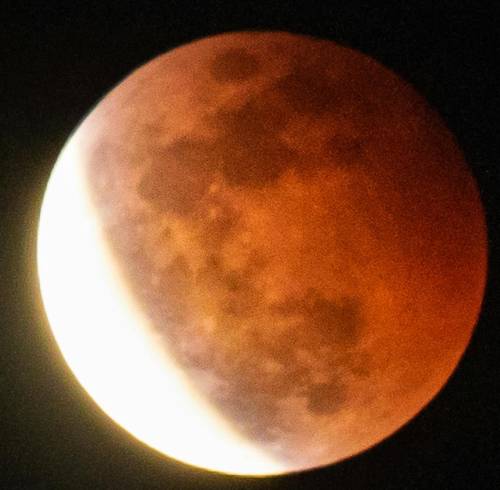 Imagen referencial de un eclipse lunar.
