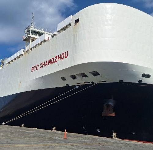 El buque BYD Changzhou llegó por primera vez a Ecuador y recaló en el Puerto de Manta con alrededor de 1.000 vehículos.