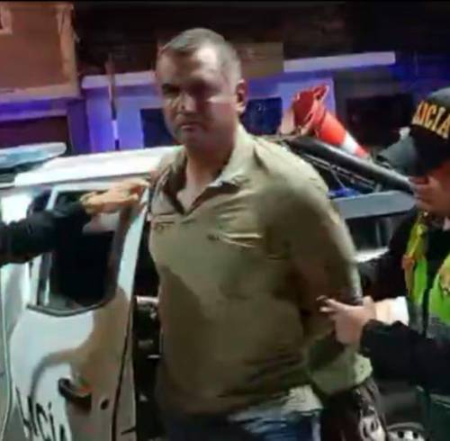 Fotografía que muestra al hombre, bajo custodia de la Policía del Distrito de Lima.