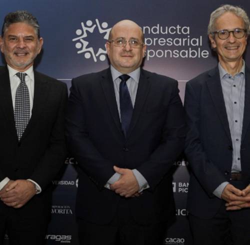 Julio Mackliff, vicepresidente ejecutivo de Banco Guayaquil; Santiago Reyes, director ejecutivo CER; y Francois Valerian, director global de Transparencia Internacional.