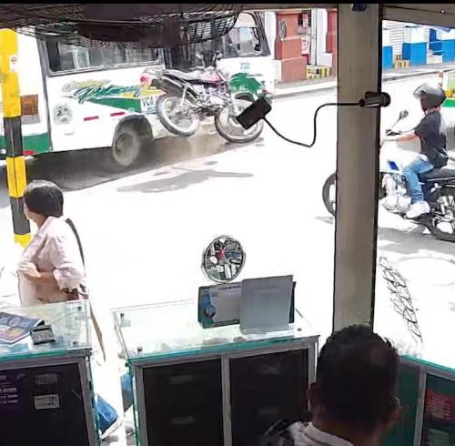 Insólito accidente en Colombia: motociclista chocó contra un bus y terminó dentro del vehículo