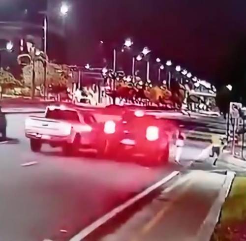 Captura de video que muestra el instante previo al atropellamiento de la maratonista Mónica Martinich, en la avenida Samborondón.