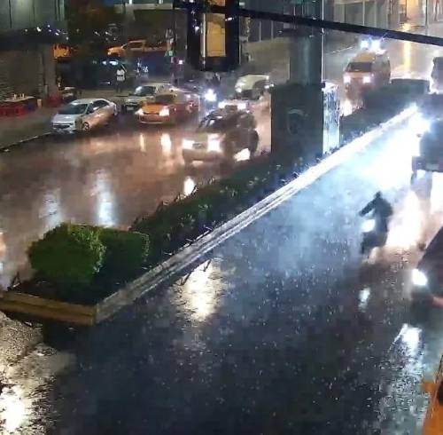 Fotografía que muestra una avenida afectada por las lluvias en el norte de la ciudad de Guayaquil.