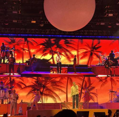 En el escenario al estilo caribeño con Beto Montenegro en la voz.