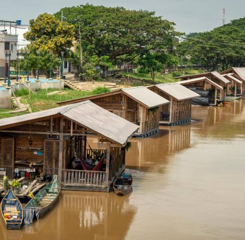 Fotografía del barrio flotante a orillas del Río Babahoyo.