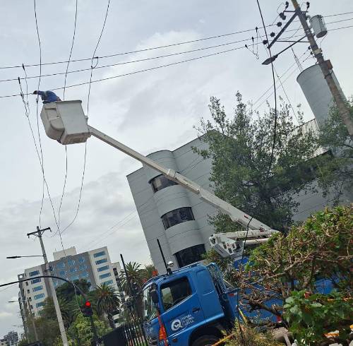 Fotografía que muestra a personal técnico arreglando un cable tensor.