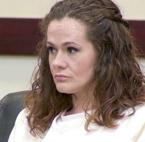 Fotografía que muestra a Christa Pike durante una audiencia judicial.