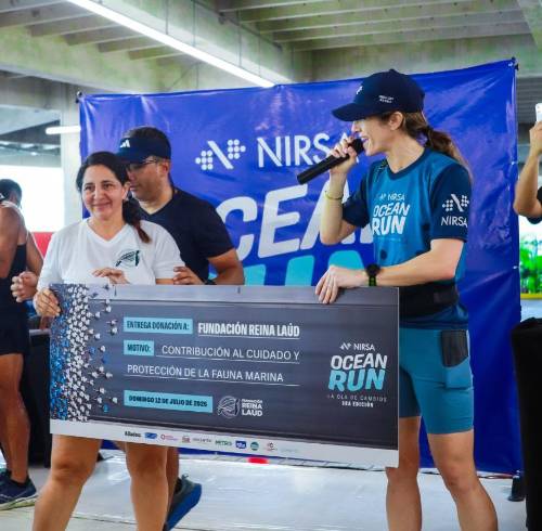 Melissa Aguirre, de Nirsa, entrega fondos para cuidar la fauna marina en Manabí